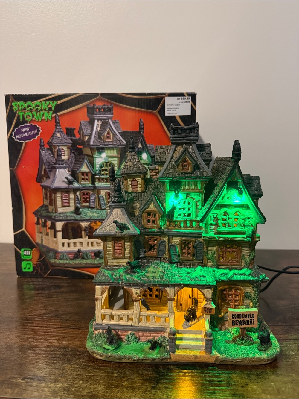 LEMAX SPOOKY TOWN Halloween Haunted Mansion House Village Decor Lights Sound